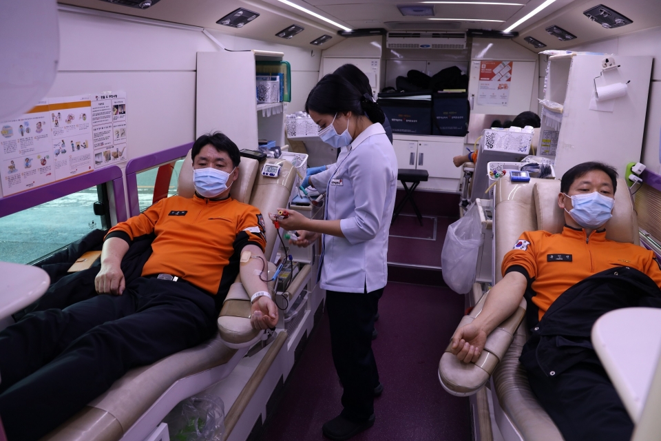 ▲대전 유성소방서 대원이 18일 오전 10시 도룡동 청사에서 헌혈을 하고 있다. ⓒ 대전시