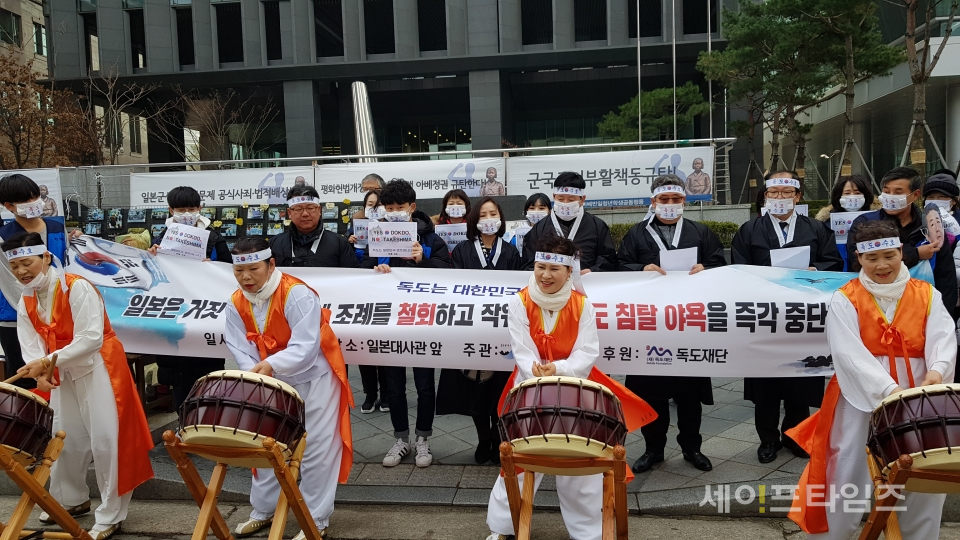 ▲독도향우회 회원들이 일본의 '다케시마의 날' 조례 폐지를 촉구하는 기자회견을 하고 있다. ⓒ 박매자 기자