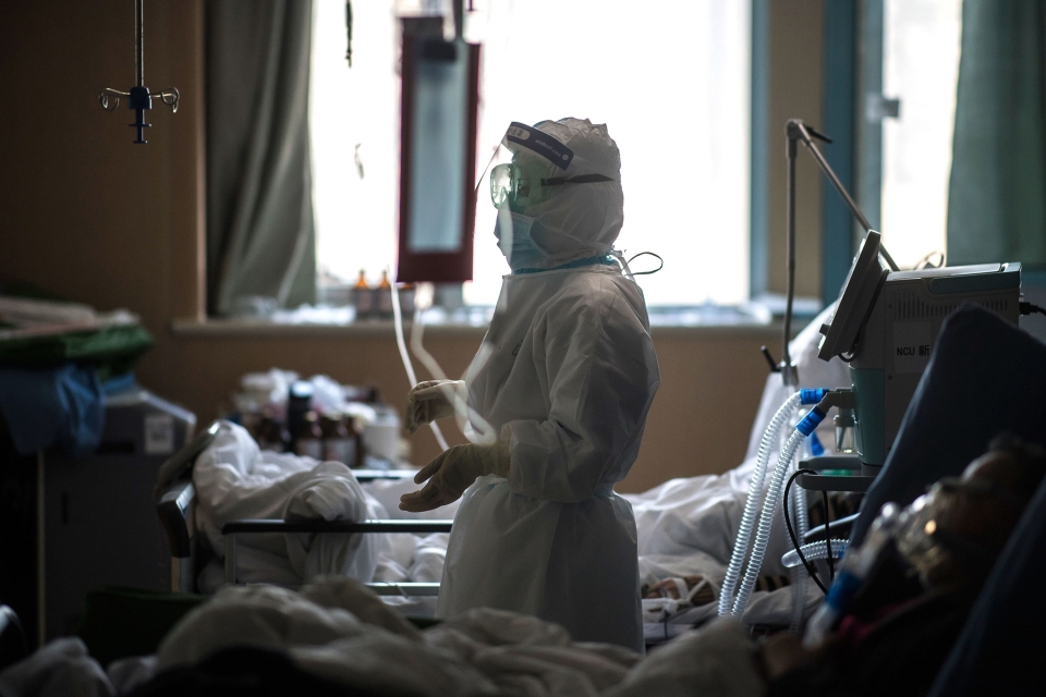 ▲ 중국 우한에 있는 코로나19 병동에서 간호사가 일하고 있다. ⓒ AP 통신