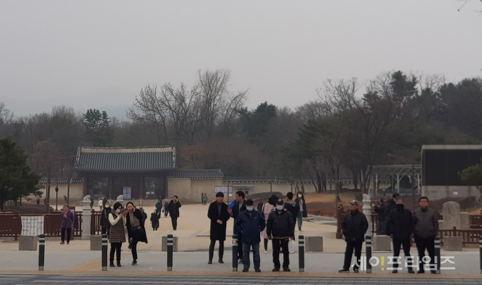 ▲ 서울 종묘공원 횡단보도에서 시민들이 신호를 기다리고 있다. ⓒ 이상종 기자