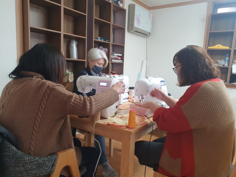 ▲ 대전지역 마을 활동가들이 코로나19 예방을 위한 마스크를 만들고 있다. ⓒ 대전시
