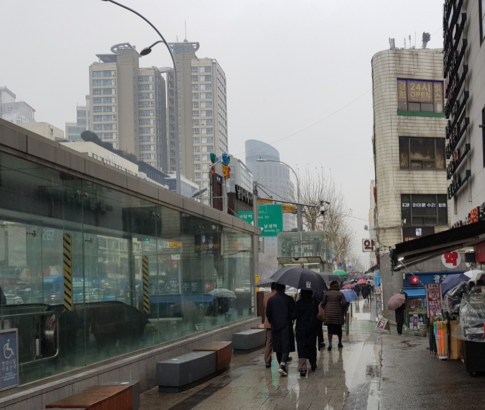 ▲ 지난 21일 시민들이 우산을 쓰고 이수역을 지나고 있다. ⓒ 이상종 기자