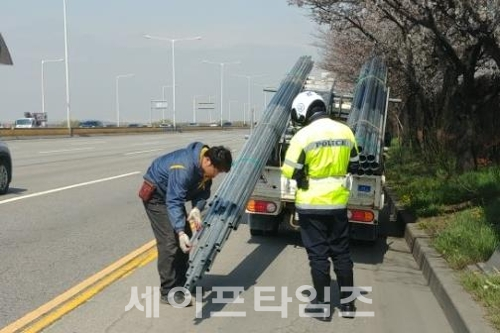 ▲ 고양 자유로에서 화물차 적재불량 단속하고 있다. ⓒ 경기북부경찰청