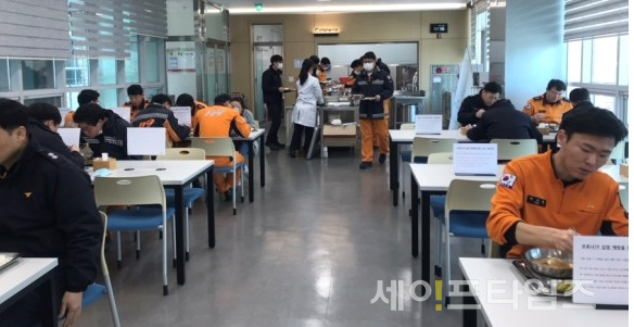 ▲  대전 동부소방서 직원들이 코로나19 감염  차단을 위해 가림막 식사를 하고 있다. ⓒ 대전시