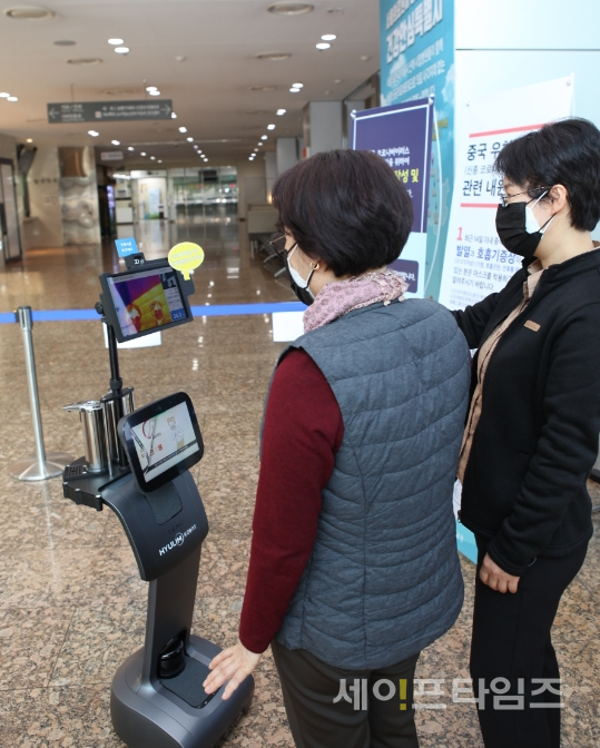 ▲ 시민들이 발열로봇을 이용해 발열여부를 체크하고 있다. ⓒ 서울의료원