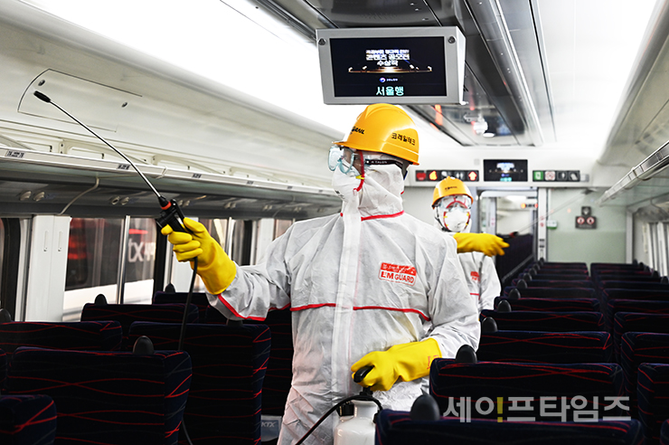 ▲ 한국철도공사 관계자가  ITX-새마을과 무궁화 열차에 대한 방역을 하고 있다. ⓒ 한국철도공사