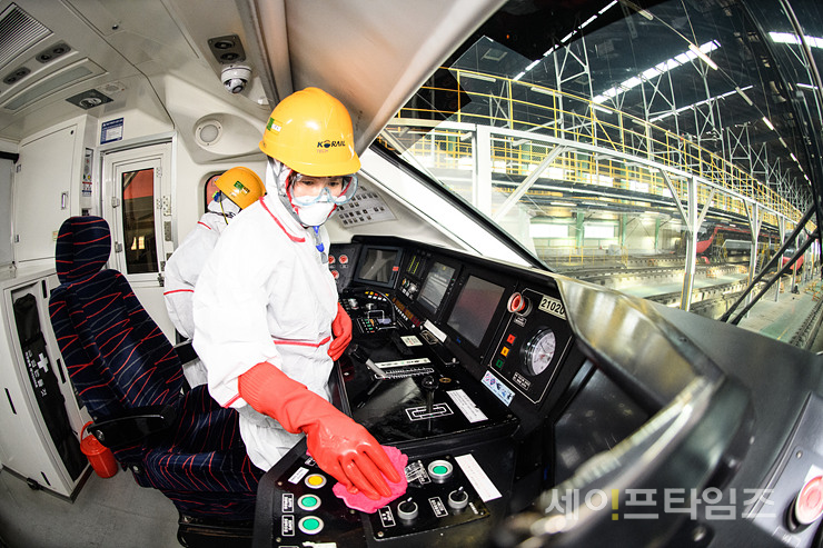 ▲  한국철도공사 관계자가  ITX-새마을호 운전실에서 직원 감염을 막기 위해 방역을 하고 있다. ⓒ 한국철도공사