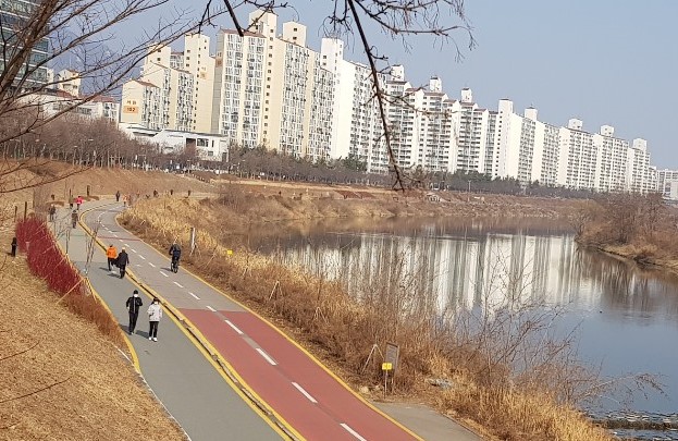 ▲ 서울 도봉구 중량천, 모처럼 맑은 날씨에 시민들이 운동하고 있다 ⓒ 이상종기자