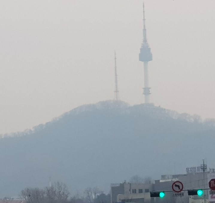 ▲ 서울 남산타워가 미세먼지로 흐리게 보이고 있다. ⓒ 이상종 기자