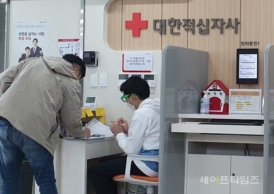 ▲ 10일 헌혈을 마친 시민이 헌혈의 집 광주송정역센터를 나서고 있다. ⓒ 최형석 기자