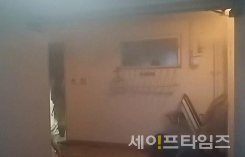 ▲ 13일 인천의 한 아파트에서 화재가 발생해 주민 2명이 숨졌다. ⓒ 인천소방본부