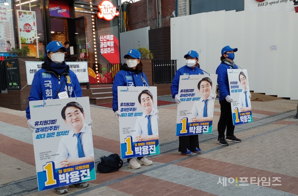 ▲ 더불어민주당 선거운동원이 서울 강북구 미아사거리역에서 마스크를 끼고 후보의 지지를 호소하고 있다. ⓒ 신승혜 기자