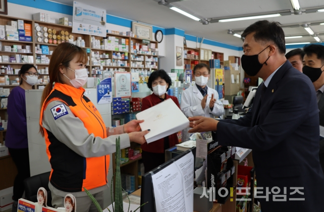 ▲ 전남 광양 국제 온누리 약국에서 의용소방대원이 봉사를 하고 있다. ⓒ 소방청