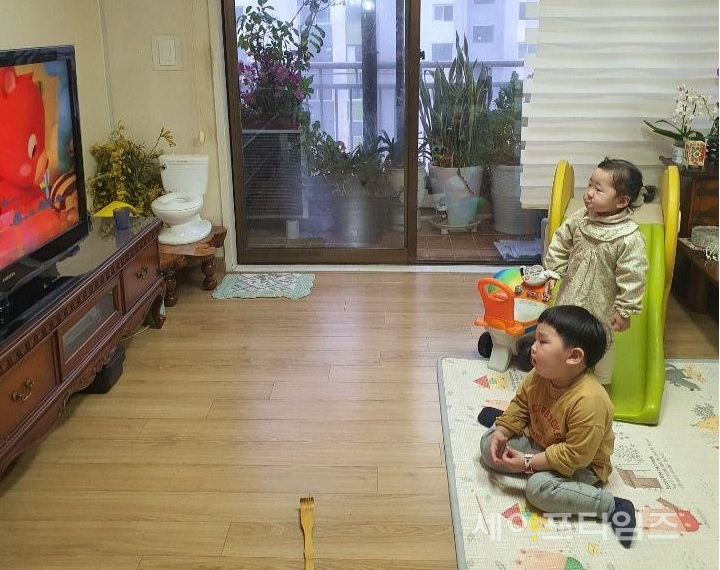 ▲ 코로나19로 외출을 하지 못하는 아이들이 집에서 텔레비전을 보고 있다. ⓒ 이민우 기자