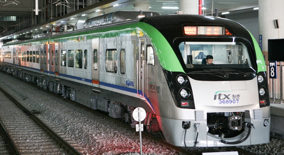 ▲ 경춘선 청량리역에서 ITX-청춘 열차가 출발을 기다리고 있다. ⓒ 한국철도