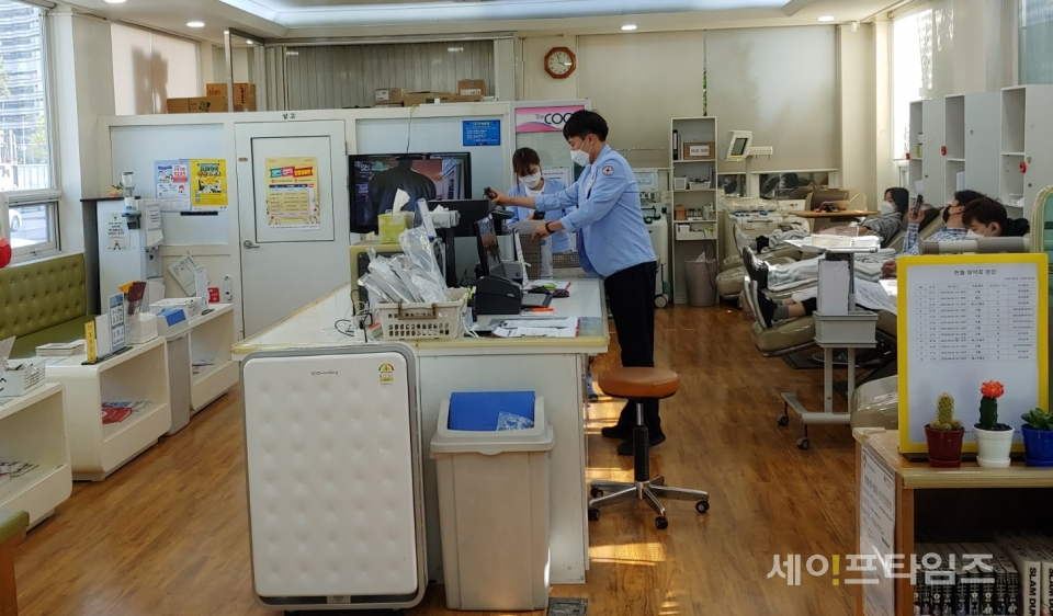 ▲ 시민들이 헌혈의 집 서울역센터에서 헌혈을 하고 있다. ⓒ 신승혜 기자