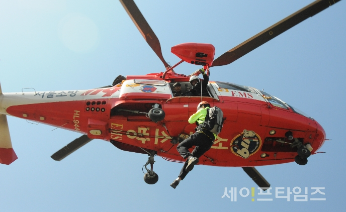 ▲ 고대구로병원 의료진이 서울소방헬기 호이스트를 이용한 현장 투입훈련을 하고 있다. ⓒ 서울시