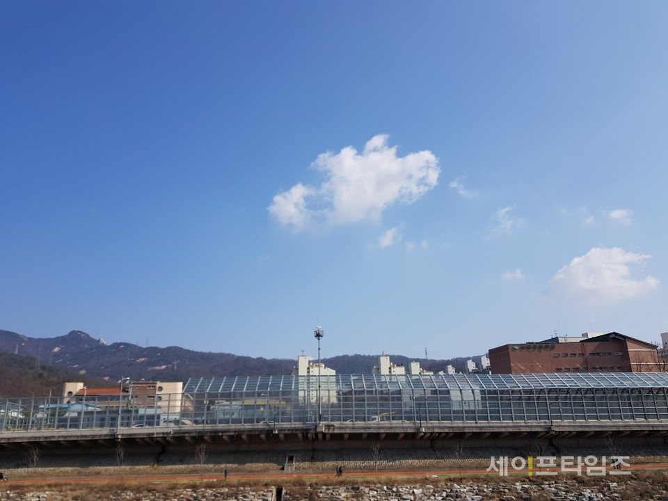 서울 도봉구 중량천에서 바라본 수락산 맑은하늘에 구름이 약간 있다. ⓒ 이상종기자