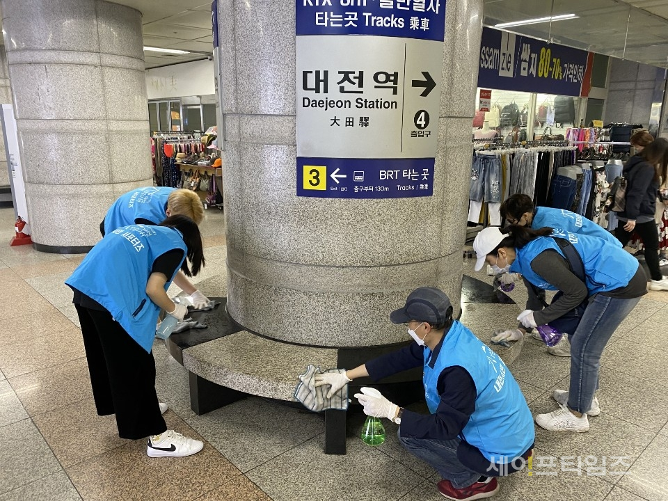 ▲ 대전시민서포터즈단이 대전방문의 해를 맞아 대전역을 청소하고 있다. ⓒ 대전시