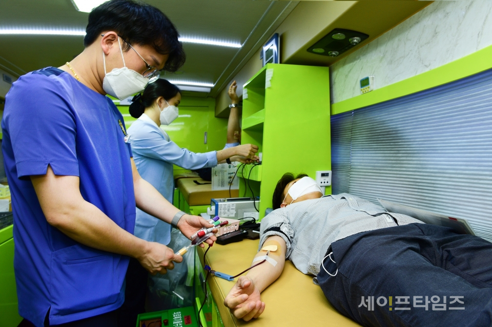 ▲ 한전 임직원이 헌혈을 하고 있다. ⓒ 한국전력공사