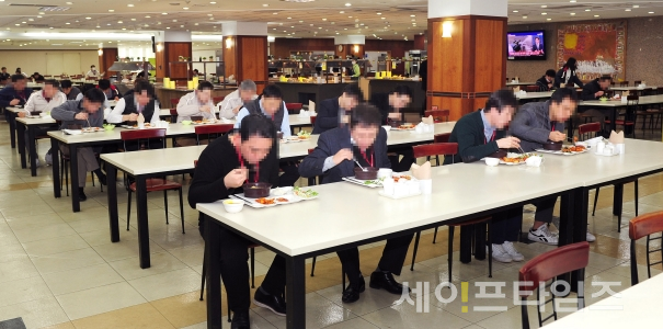 ▲ SK건설 직원들이 구내 식당에서 한방향 식사를 하고 있다. ⓒ SK건설