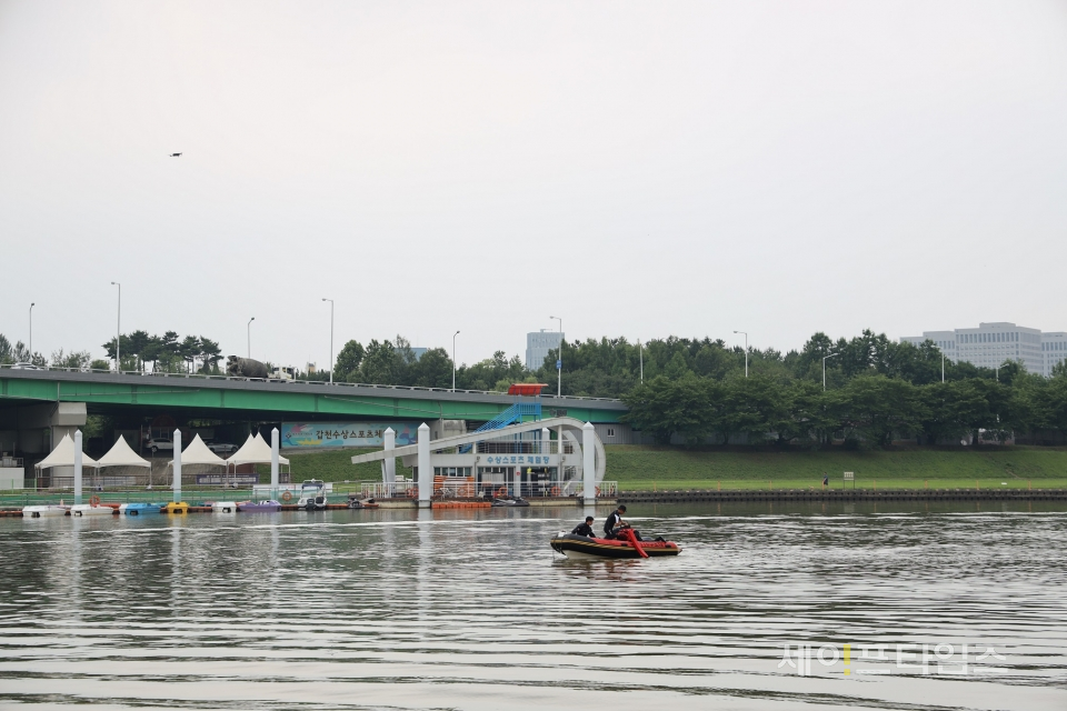 ▲ 대전 유성소방서가 익수자 구조를 위한 첨단 드론 항공수색과 구조보트, 잠수장비를 이용한 인명구조 훈련을 하고 있다. ⓒ 대전시