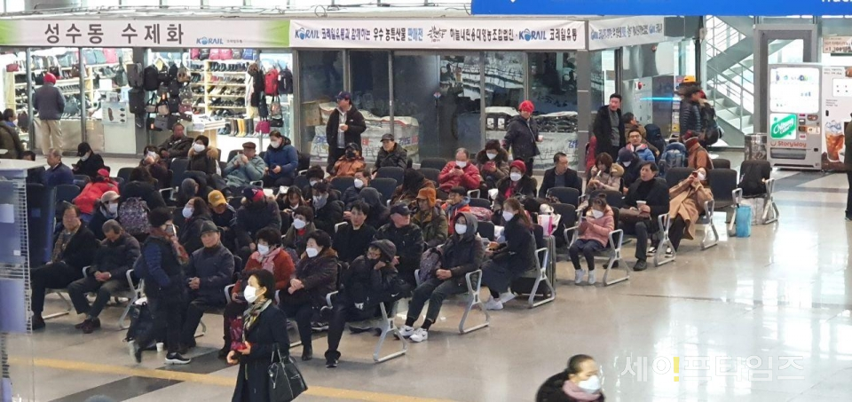 ▲ 시민들이 마스크를 한 채 기차를 타기 위해 대합실 의자에 앉아 있다. ⓒ 세이프타임즈DB