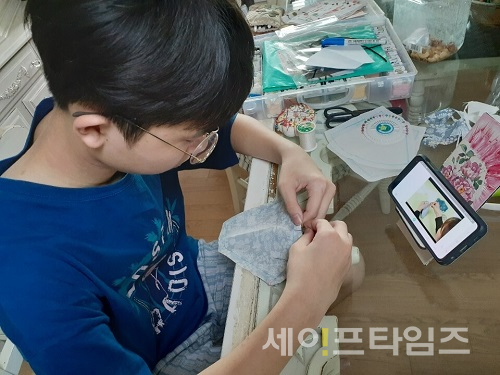 ▲ 서울 강남구의 한 어린이가 마스크 만들기 봉사활동을 하고 있다. ⓒ 서울 강남구