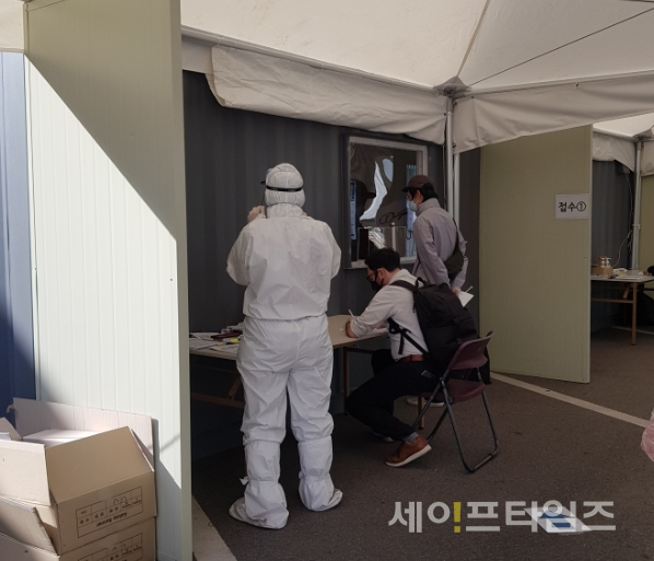 ▲ 용산구 워크스루 선별진료소에서 시민들이 코로나 검사를 받고 있다.  ⓒ 안현선 기자