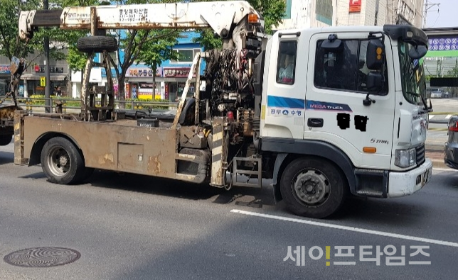 ▲ 서울 용산구의 한 도로에 폐차 회사 견인차량이 지나가고 있다. ⓒ 이상종 기자