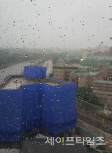 ▲ 서울 도봉구 한 아파트에서 바라본 중랑천이 비가 많이 내려 유리창으로  흐리게 보인다. ⓒ 세이프타임즈 DB