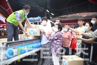 ▲ 서울 강동구 관계자가 재사용 아이스팩을 전통시장에서 시장 상인에게 나눠주고 있다. ⓒ 강동구