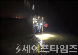 ▲ 해양경찰대원이 인천 하나개 해수욕장에서 야간 순찰을 하고 있다. ⓒ 해양경찰청