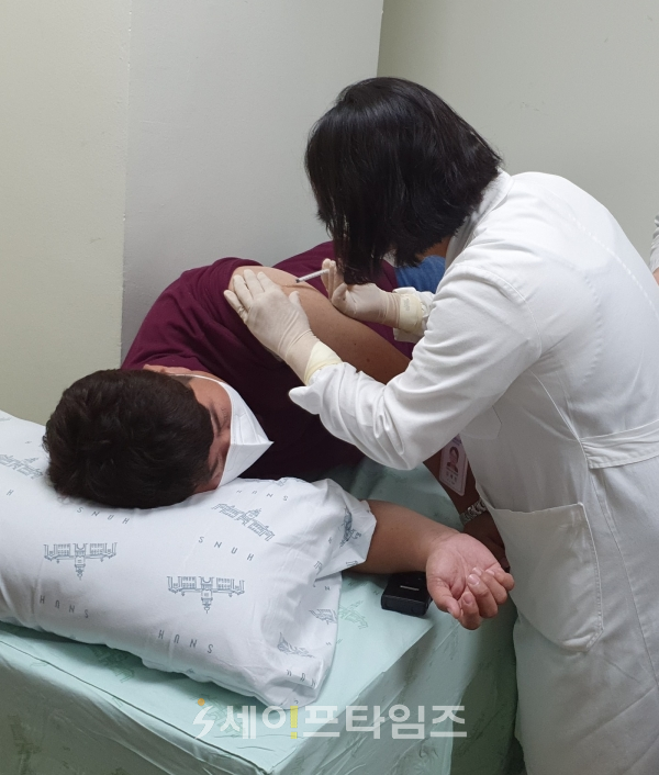 ▲ 서울대병원 의료진이 40세 피험자에게 백신 후보물질을 투여하고 있다. ⓒ 서울대병원