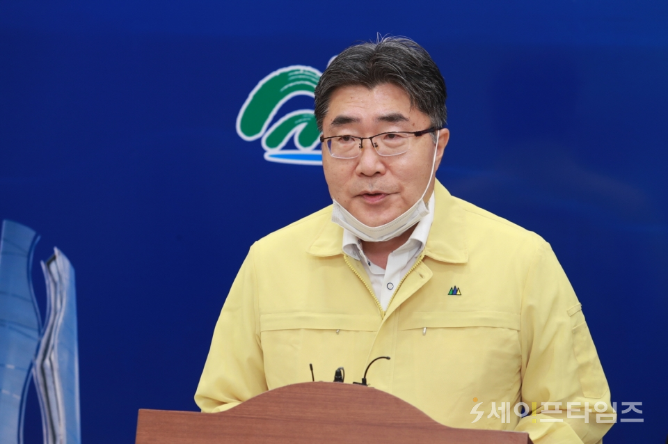 ▲ 성일홍 충북 경제부지사가 디지털 그린 산업혁신뉴딜 추진 방안에 대해 발표하고 있다. ⓒ 충북도