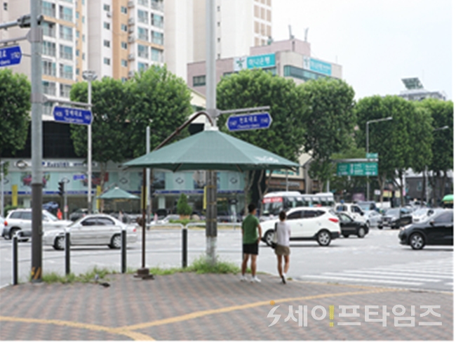 ▲ 서울 강동구 주민들이 길동사거리 그늘막을 이용하고 있다. ⓒ 강동구