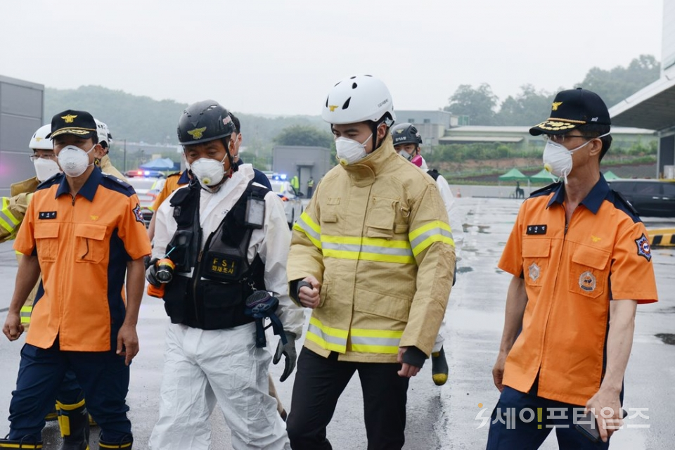 ▲ 오영환 의원(왼쪽 세번째)이 22일 용인 물류 센터 화재 현장을 방문했다. ⓒ 경기소방본부