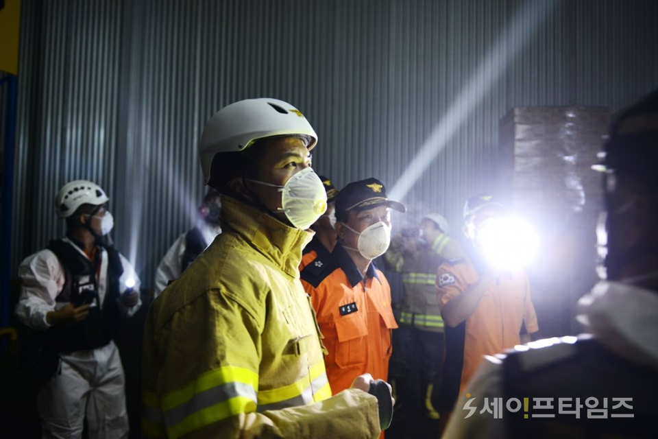 ▲ 소방관 출신인 오영환 의원(가운데)이 22일 용인물류센터 화재 현장을 방문했다. ⓒ 경기소방본부