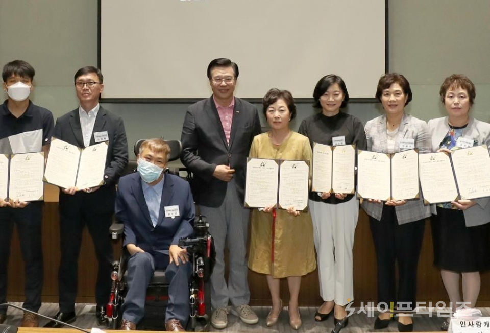 ▲ 성장현 용산구청장(왼쪽 네번째)이 돌봄SOS센터 서비스 제공기관 협약식에서 참석 기관장들과 기념촬영을 하고 했다. ⓒ 용산구