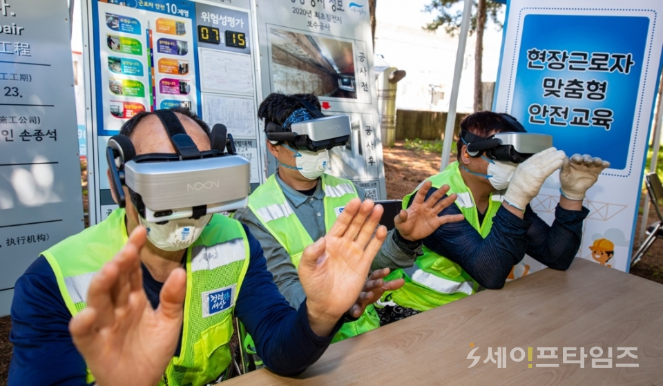 ▲ 공사현장에서 현장근로자가 ' VR안전교육'을 시연하고 있다. ⓒ 서울시설관리공단