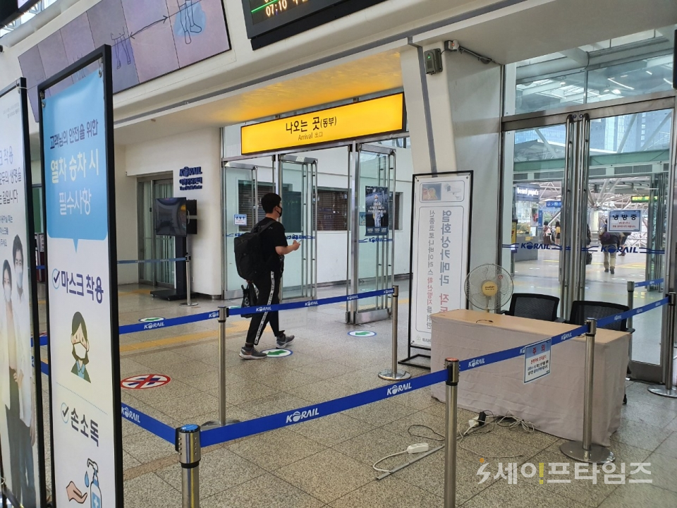 ▲ 17일 오전 6시 46분쯤 KTX 서울역에 한 승객이 나오는 곳으로 들어가고 있지만 제지하는 직원이 없다. ⓒ 배선장 기자