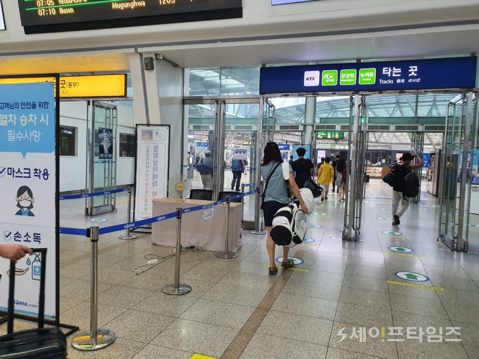 ▲ 17일 오전 6시 46분쯤 KTX 서울역 탑승구에 열화상 카메라가 운영되지 않은 채 승객들이 입장하고 있다. ⓒ 배선장 기자