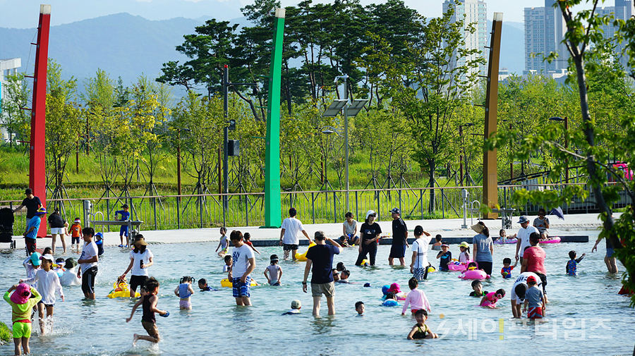 ▲ 세종시 호수공원에서 가족들이 물놀이를 즐기고 있다.  ⓒ 세종시