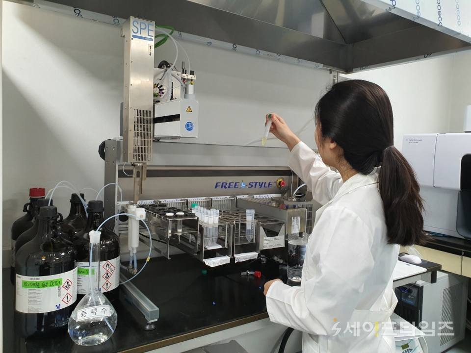 ▲ 충북도보건환경연구원 연구원이  골프장 농약 잔류량을 검사하고 있다. ⓒ 충북도보건환경연구원