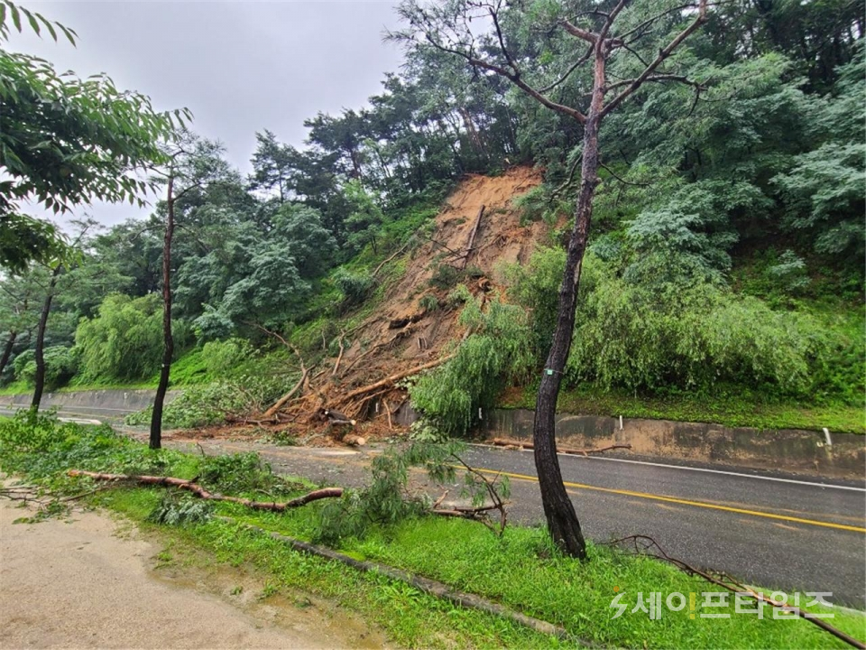 ▲ 산사태가 발생한 충북 제천시 의림지 2차선 진입도로 ⓒ 제천시