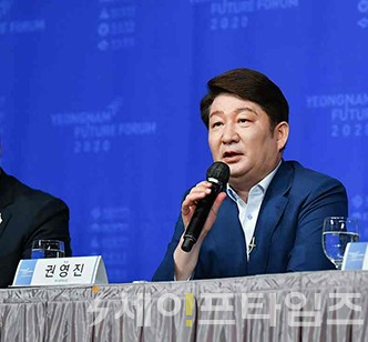 ▲ 영남미래포럼에서 발언하고 있는 권영진 대구시장. ⓒ 대구시