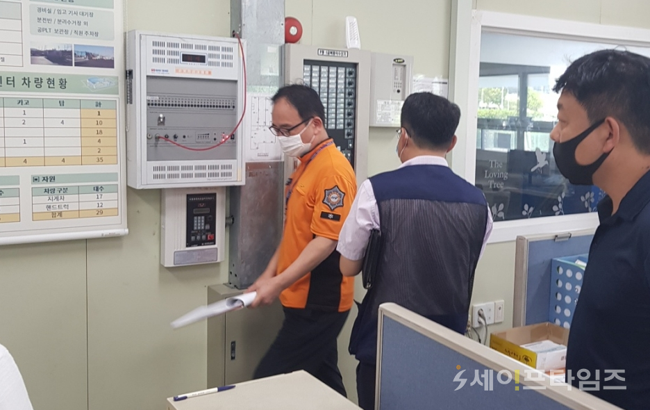 ▲ 소방관이 자동화재속보설비 오작동을 살펴보고 있다. ⓒ 부산소방본부