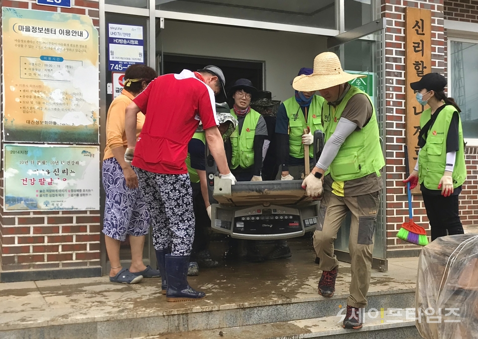 ▲ 캠코 광주전남지역본부 직원들이 폭우피해를 입은 곡성군 신리마을에서 자원봉사활동을 하고 있다. ⓒ 캠코