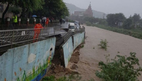 ▲ 태풍의 영향으로 경남 양산시의 한 아파트 도로변이 무너져내렸다. ⓒ 세이프타임즈 DB