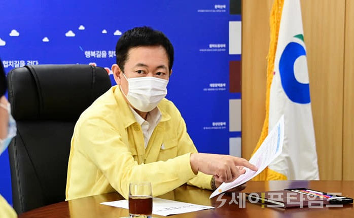 ▲ 박남춘 인천시장이 코로나19 환자 병상확보를 위한 회의를 하고 있다. ⓒ 박남춘 인천시장 페이스북